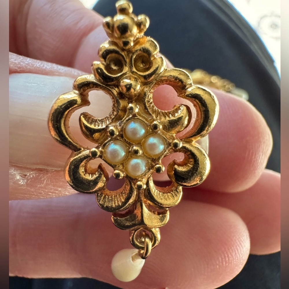 Vintage Avon Victorian Style Pearl Gold Clip On Earrings